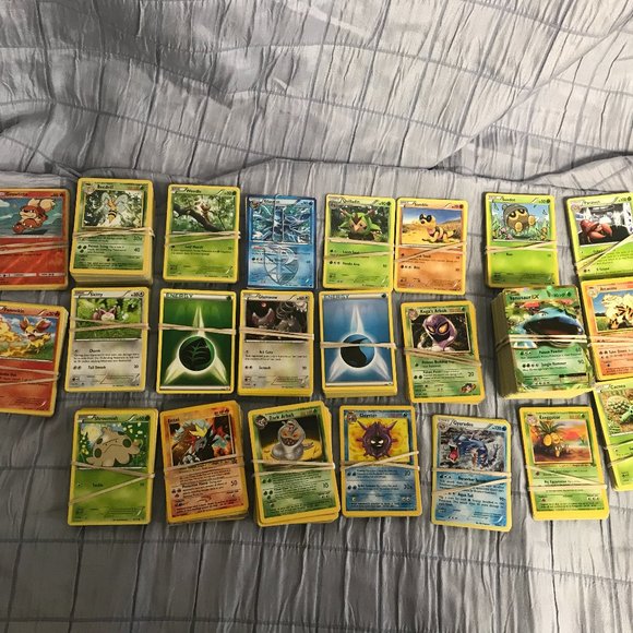 LOT of 615 pokemon trading cards - Picture 1 of 1